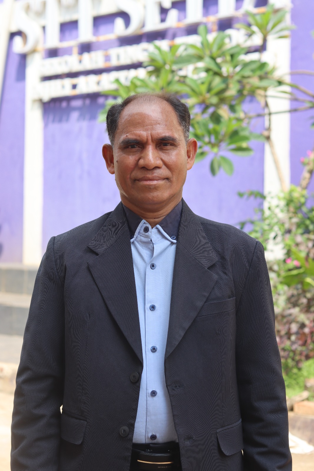 Dr. Nehemia Nome